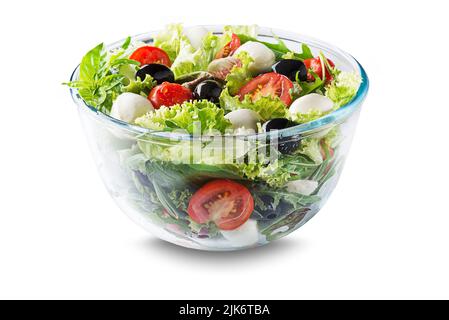 Grüner Salat mit Mozzarella-Käse, schwarzen Oliven, Rucola und Tomaten isoliert auf weißem Hintergrund Stockfoto