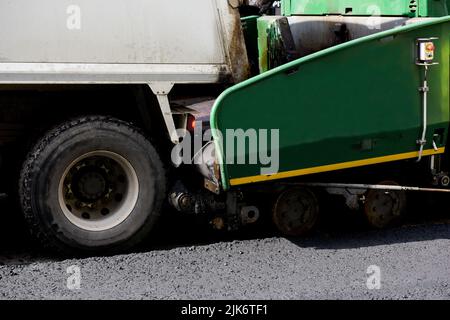 Schwere Spezialmaschine zum Pflastern von Straßen und zum Verlegen von Asphalt Stockfoto