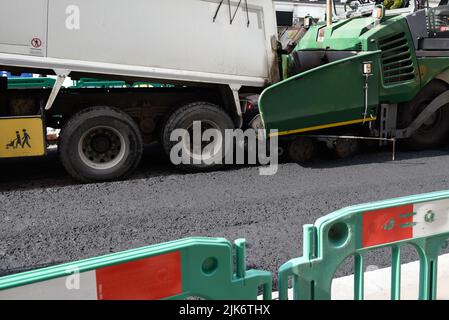 Schwere Spezialmaschine zum Pflastern von Straßen und zum Verlegen von Asphalt Stockfoto