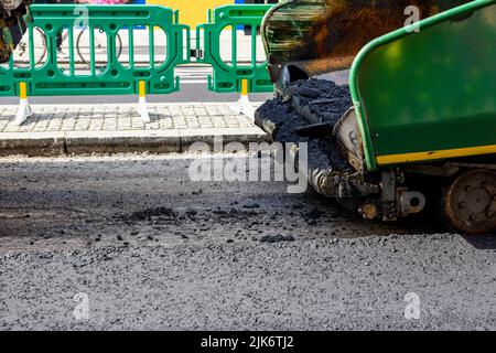 Schwere Spezialmaschine zum Pflastern von Straßen und zum Verlegen von Asphalt Stockfoto