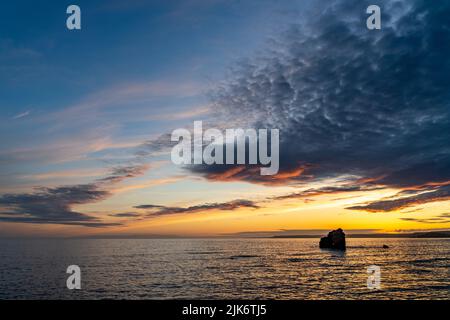 Sonnenuntergang am Thurlestone Rock, South Milton Sands in Devon Stockfoto