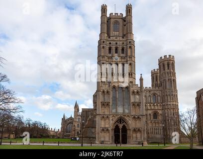 ELY, CAMBRIDGESHIRE, UK - NOVEMBER 22 : Außenansicht der Ely Kathedrale in Ely am 22. November 2012 Stockfoto