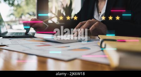 Konsultieren Sie das Finanzkonzept. Geschäftsfrau mit Rechner und Laptop am Schreibtisch im Büro. Zurück ins Büro. Stockfoto