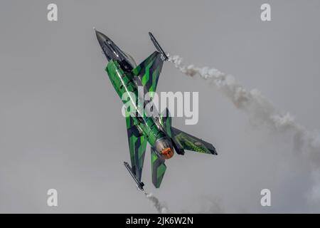 Belgian Air Component Solo Display, mit F-16AM Fighting Falcon 'Dream Viper' Display beim Royal International Air Tattoo Stockfoto