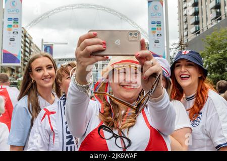 Wembley Stadium, London, Großbritannien. 31.. Juli 2022.Fußballfans treffen sich auf olympischen Weg vor dem UEFA Womens Euro 2022 Finale zwischen England und Deutschland im Wembley Stadium. Das heutige Spiel ist eine sehr familiäre Angelegenheit, da viele kleine Kinder die Atomisphäre genießen können, da die umliegenden Gebiete nach den Ereignissen der letztjährigen Mens Euro Finals eine Alkoholzone sind. Amanda Rose/Alamy Live News Stockfoto