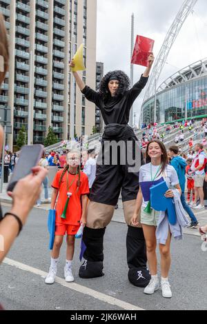 Wembley Stadium, London, Großbritannien. 31.. Juli 2022.Fußballfans treffen sich auf olympischen Weg vor dem UEFA Womens Euro 2022 Finale zwischen England und Deutschland im Wembley Stadium. Das heutige Spiel ist eine sehr familiäre Angelegenheit, da viele kleine Kinder die Atomisphäre genießen können, da die umliegenden Gebiete nach den Ereignissen der letztjährigen Mens Euro Finals eine Alkoholzone sind. Amanda Rose/Alamy Live News Stockfoto