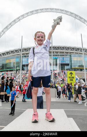 Wembley Stadium, London, Großbritannien. 31.. Juli 2022.Fußballfans treffen sich auf olympischen Weg vor dem UEFA Womens Euro 2022 Finale zwischen England und Deutschland im Wembley Stadium. Das heutige Spiel ist eine sehr familiäre Angelegenheit, da viele kleine Kinder die Atomisphäre genießen können, da die umliegenden Gebiete nach den Ereignissen der letztjährigen Mens Euro Finals eine Alkoholzone sind. Amanda Rose/Alamy Live News Stockfoto