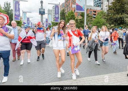 Wembley Stadium, London, Großbritannien. 31.. Juli 2022.Fußballfans treffen sich auf olympischen Weg vor dem UEFA Womens Euro 2022 Finale zwischen England und Deutschland im Wembley Stadium. Das heutige Spiel ist eine sehr familiäre Angelegenheit, da viele kleine Kinder die Atomisphäre genießen können, da die umliegenden Gebiete nach den Ereignissen der letztjährigen Mens Euro Finals eine Alkoholzone sind. Amanda Rose/Alamy Live News Stockfoto