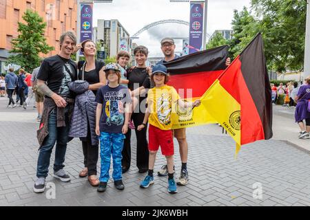 Wembley Stadium, London, Großbritannien. 31.. Juli 2022.Fußballfans treffen sich auf olympischen Weg vor dem UEFA Womens Euro 2022 Finale zwischen England und Deutschland im Wembley Stadium. Das heutige Spiel ist eine sehr familiäre Angelegenheit, da viele kleine Kinder die Atomisphäre genießen können, da die umliegenden Gebiete nach den Ereignissen der letztjährigen Mens Euro Finals eine Alkoholzone sind. Amanda Rose/Alamy Live News Stockfoto