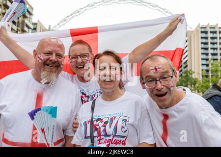 Wembley Stadium, London, Großbritannien. 31.. Juli 2022.Fußballfans treffen sich auf olympischen Weg vor dem UEFA Womens Euro 2022 Finale zwischen England und Deutschland im Wembley Stadium. Das heutige Spiel ist eine sehr familiäre Angelegenheit, da viele kleine Kinder die Atomisphäre genießen können, da die umliegenden Gebiete nach den Ereignissen der letztjährigen Mens Euro Finals eine Alkoholzone sind. Amanda Rose/Alamy Live News Stockfoto