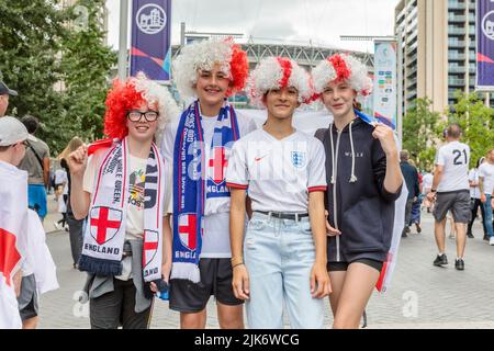 Wembley Stadium, London, Großbritannien. 31.. Juli 2022.Fußballfans treffen sich auf olympischen Weg vor dem UEFA Womens Euro 2022 Finale zwischen England und Deutschland im Wembley Stadium. Das heutige Spiel ist eine sehr familiäre Angelegenheit, da viele kleine Kinder die Atomisphäre genießen können, da die umliegenden Gebiete nach den Ereignissen der letztjährigen Mens Euro Finals eine Alkoholzone sind. Amanda Rose/Alamy Live News Stockfoto