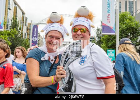 Wembley Stadium, London, Großbritannien. 31.. Juli 2022.Fußballfans treffen sich auf olympischen Weg vor dem UEFA Womens Euro 2022 Finale zwischen England und Deutschland im Wembley Stadium. Das heutige Spiel ist eine sehr familiäre Angelegenheit, da viele kleine Kinder die Atomisphäre genießen können, da die umliegenden Gebiete nach den Ereignissen der letztjährigen Mens Euro Finals eine Alkoholzone sind. Amanda Rose/Alamy Live News Stockfoto