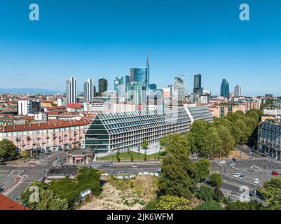 Luftaufnahme des neuen Zentrums von Mailand, Wolkenkratzer. Palazzo Lombardia und Bosco Verticale. UniCredit Tower, Unipol Tower. Italien Stockfoto