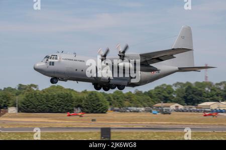 Die Quick Reaction Alert Demo wurde von 2 x EF2000 (Eurofighter) Flugzeugen durchgeführt, die einen Hercules C-130K als Eindringling abfangen Stockfoto