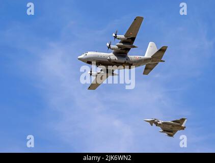 Die Quick Reaction Alert Demo wurde von 2 x EF2000 (Eurofighter) Flugzeugen durchgeführt, die einen Hercules C-130K als Eindringling abfangen Stockfoto