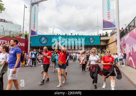 Wembley Stadium, London, Großbritannien. 31.. Juli 2022.Fußballfans treffen sich auf olympischen Weg vor dem UEFA Womens Euro 2022 Finale zwischen England und Deutschland im Wembley Stadium. Das heutige Spiel ist eine sehr familiäre Angelegenheit, da viele kleine Kinder die Atomisphäre genießen können, da die umliegenden Gebiete nach den Ereignissen der letztjährigen Mens Euro Finals eine Alkoholzone sind. Amanda Rose/Alamy Live News Stockfoto