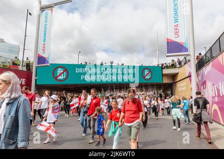 Wembley Stadium, London, Großbritannien. 31.. Juli 2022.Fußballfans treffen sich auf olympischen Weg vor dem UEFA Womens Euro 2022 Finale zwischen England und Deutschland im Wembley Stadium. Das heutige Spiel ist eine sehr familiäre Angelegenheit, da viele kleine Kinder die Atomisphäre genießen können, da die umliegenden Gebiete nach den Ereignissen der letztjährigen Mens Euro Finals eine Alkoholzone sind. Amanda Rose/Alamy Live News Stockfoto