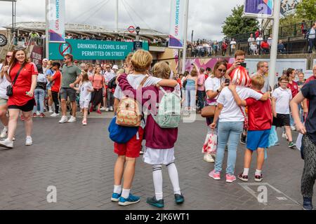 Wembley Stadium, London, Großbritannien. 31.. Juli 2022.Fußballfans treffen sich auf olympischen Weg vor dem UEFA Womens Euro 2022 Finale zwischen England und Deutschland im Wembley Stadium. Das heutige Spiel ist eine sehr familiäre Angelegenheit, da viele kleine Kinder die Atomisphäre genießen können, da die umliegenden Gebiete nach den Ereignissen der letztjährigen Mens Euro Finals eine Alkoholzone sind. Amanda Rose/Alamy Live News Stockfoto