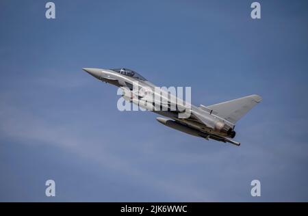 Die Quick Reaction Alert Demo wurde von 2 x EF2000 (Eurofighter) Flugzeugen durchgeführt, die einen Hercules C-130K als Eindringling abfangen Stockfoto