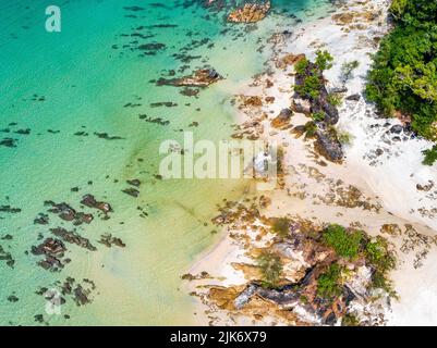 Koh Phayam Strand hin Talu mit Felsbogenformation in Ranong, Thailand. Stockfoto