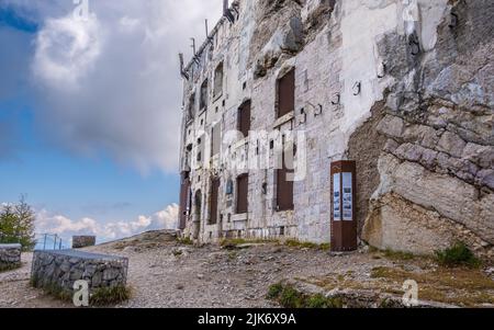 Fort Spitz Verle: Die österreichische Festung des Ersten Weltkriegs auf dem Pizzo di Levico-Levico Terme, Trentino-Südtirol, Italien Stockfoto