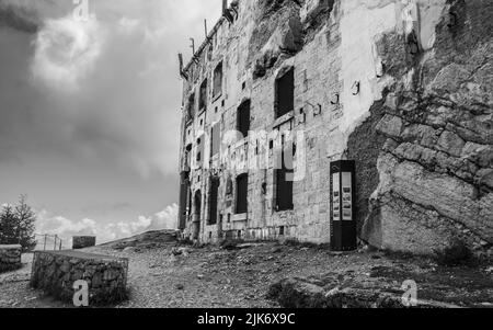 Fort Spitz Verle: Die österreichische Festung des Ersten Weltkriegs auf dem Pizzo di Levico-Levico Terme, Trentino-Südtirol, Italien Stockfoto