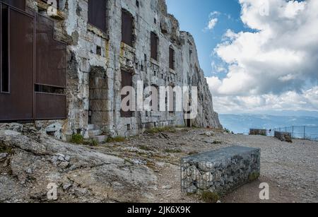 Fort Spitz Verle: Die österreichische Festung des Ersten Weltkriegs auf dem Pizzo di Levico-Levico Terme, Trentino-Südtirol, Italien Stockfoto