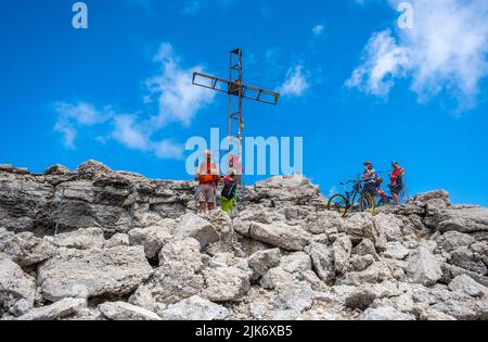 Gipfelkreuz und österreichisches Fort Vezzena oder Spitz di Levico oder Werk Spitz Verle auf dem Gipfel des Pizzo di Levico oder Cima Vezzena - Norditalien Stockfoto