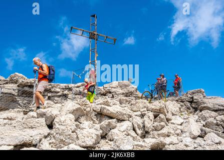 Gipfelkreuz und österreichisches Fort Vezzena oder Spitz di Levico oder Werk Spitz Verle ist auf 1.908 m. und befindet sich auf dem Gipfel des Pizzo di Levico - Italien Stockfoto