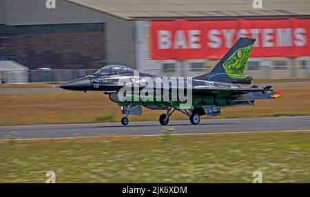 Belgian Air Component Solo Display, mit F-16AM Fighting Falcon 'Dream Viper' Display beim Royal International Air Tattoo Stockfoto