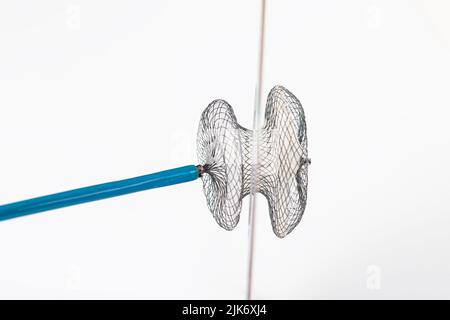 Vorhofflimmern Defekt. Geräte für invasive Kardiologie-Verfahren. Gerät für den Verschluss von Vorhofflimmern auf weißem Hintergrund. Stockfoto