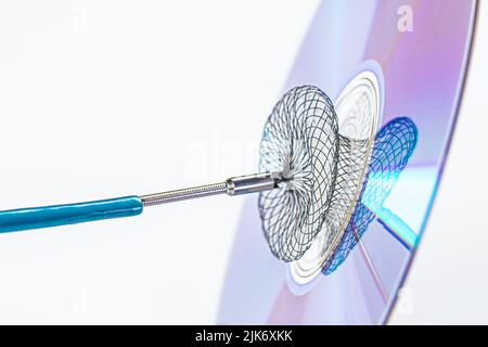 Vorhofflimmern Defekt. Geräte für invasive Kardiologie-Verfahren. Gerät für den Verschluss von Vorhofflimmern auf weißem Hintergrund. Stockfoto