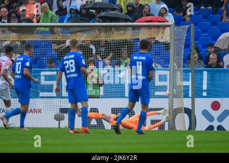 Lohne, Deutschland. 31.. Juli 2022. Fußball: DFB-Cup, TuS BW Lohne - FC Augsburg, 1.. Runde, Heinz-Dettmer-Stadion: Augsburg Arne Meier (nicht im Bild) erzielt 0:1. Kredit: Christopher Neundorf/dpa - WICHTIGER HINWEIS: Gemäß den Anforderungen der DFL Deutsche Fußball Liga und des DFB Deutscher Fußball-Bund ist es untersagt, im Stadion und/oder vom Spiel aufgenommene Fotos in Form von Sequenzbildern und/oder videoähnlichen Fotoserien zu verwenden oder zu verwenden./dpa/Alamy Live News Stockfoto