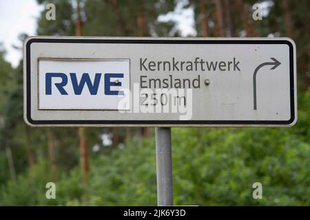 Lingen, Deutschland. 31.. Juli 2022. *** Schild mit Hinweis auf das Kernkraftwerk RWE Emsland, Wegweiser, das Kernkraftwerk Emsland in Lingen ist eines von drei Kernkraftwerken in Deutschland, die voraussichtlich bis Ende des Jahres Strom liefern werden und deren Weiterbetrieb derzeit diskutiert wird, Lingen am 07/31/2022. © Credit: dpa/Alamy Live News Stockfoto