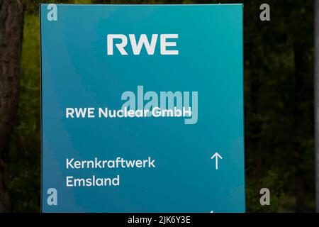 Lingen, Deutschland. 31.. Juli 2022. *** Schild mit Hinweis auf das Kernkraftwerk RWE Emsland, Wegweiser, das Kernkraftwerk Emsland in Lingen ist eines von drei Kernkraftwerken in Deutschland, die voraussichtlich bis Ende des Jahres Strom liefern werden und deren Weiterbetrieb derzeit diskutiert wird, Lingen am 07/31/2022. © Credit: dpa/Alamy Live News Stockfoto