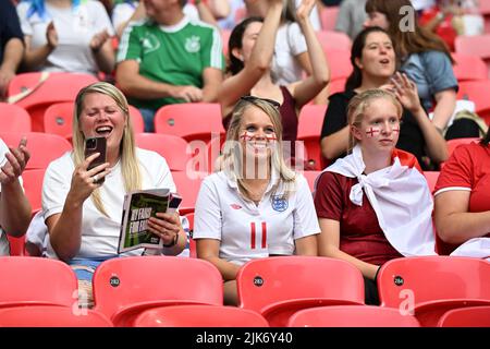 London, Großbritannien. JULI 31.. England-Fans vor dem UEFA-Europameisterschaftsspiel der Frauen zwischen England und Deutschland im Wembley-Stadion, London, am Sonntag, 31.. Juli 2022. (Kredit: Pat Scaasi | MI Nachrichten) Kredit: MI Nachrichten & Sport /Alamy Live Nachrichten Stockfoto