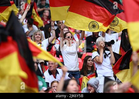 London, Großbritannien. JULI 31.. Deutsche Fans vor dem UEFA Women's European Championship-Spiel zwischen England und Deutschland im Wembley Stadium, London am Sonntag, 31.. Juli 2022. (Kredit: Pat Scaasi | MI Nachrichten) Kredit: MI Nachrichten & Sport /Alamy Live Nachrichten Stockfoto