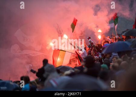 Lohne, Deutschland. 31.. Juli 2022. Fußball: DFB-Pokal, TuS BW Lohne - FC Augsburg, 1. Runden, Heinz-Dettmer-Stadion: Augsburger Ultras starten im Besucherblock Pyrotechnik. Kredit: Christopher Neundorf/dpa - WICHTIGER HINWEIS: Gemäß den Anforderungen der DFL Deutsche Fußball Liga und des DFB Deutscher Fußball-Bund ist es untersagt, im Stadion und/oder vom Spiel aufgenommene Fotos in Form von Sequenzbildern und/oder videoähnlichen Fotoserien zu verwenden oder zu verwenden./dpa/Alamy Live News Stockfoto