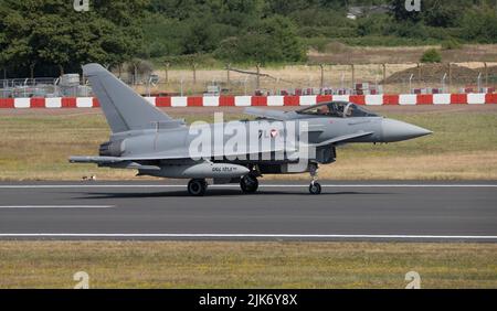 Die Quick Reaction Alert Demo wurde von 2 x EF2000 (Eurofighter) Flugzeugen durchgeführt, die einen Hercules C-130K als Eindringling abfangen Stockfoto