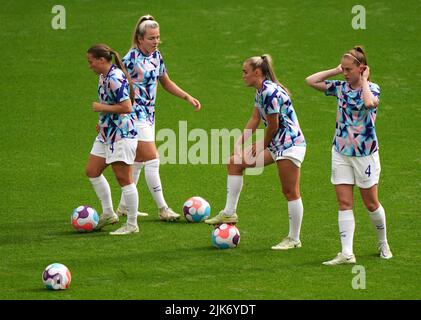 Die Engländerin Fran Kirby, die Engländerin Lauren Hemp, die Engländerin Georgia Stanway und die Engländerin Keira Walsh wärmen sich vor dem Auftakt während des UEFA Women's Euro 2022 Finales im Wembley Stadium, London, auf. Bilddatum: Sonntag, 31. Juli 2022. Stockfoto