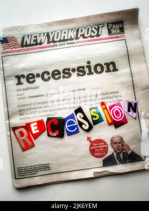 Das Wort „Rezession“ wird in der Schrift „Lösegeld Note“ auf der Titelseite der New York Post, Freitag, 29. Juli 2022, USA, geschrieben Stockfoto