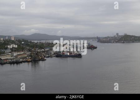 Blick auf den Hafen von Wladiwostok, Primorsky Kray, Russland, am Japanischen Meer Stockfoto