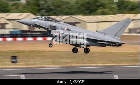 Die Quick Reaction Alert Demo wurde von 2 x EF2000 (Eurofighter) Flugzeugen durchgeführt, die einen Hercules C-130K als Eindringling abfangen Stockfoto