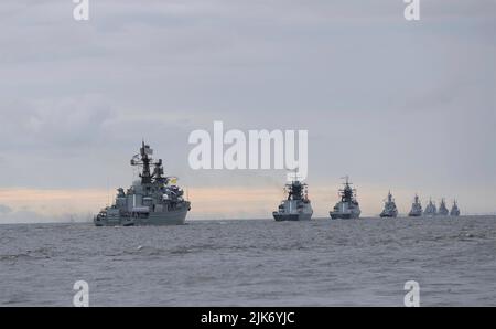 St. Petersburgh, Russland. 31.. Juli 2022. Eine Reihe von Schiffen der russischen Marine während der jährlichen Parade zum Navy Day und der Feierlichkeiten auf dem Fluss Neva, 31. Juli 2022 in St. Petersburg, Russland. Quelle: Michael Klimentyev/Kremlin Pool/Alamy Live News Stockfoto