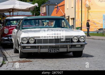 Haapsalu, Estland - 15. Juli 2022. Ein alter schöner Oldtimer des amerikanischen Herstellers Chevrolet auf einer American Beauty Car Show in einem Küstenland Estlands Stockfoto