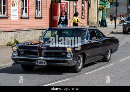 Haapsalu, Estland - 15. Juli 2022. Ein altes schönes Oldtimer des amerikanischen Herstellers Pontiac auf einer American Beauty Car Show in einem estnischen Küstenort Stockfoto