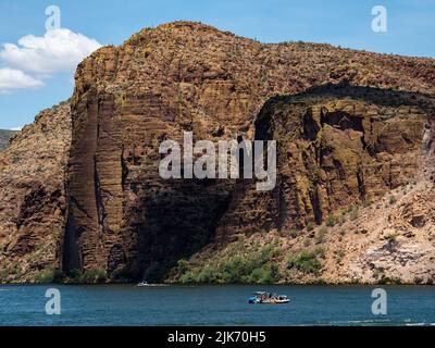 Der wunderschöne Stausee, bekannt als Canyon Lake, ist ein Paradies für Bootsfahrer in der Nähe von Phoenix Arizona mit scheren Felswänden, wunderschönem Wasser und vielen Tieren Stockfoto