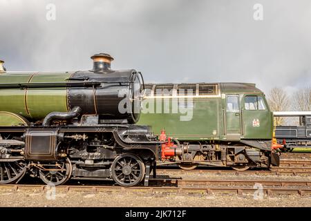 BR Class 57 No. 57604 'Pendennis Castle' und GWR 'Castle' 4-6-0 No. 4079 'Pendennis Castle', Didcot Railway Centre, Oxfordshire, England, UK Stockfoto