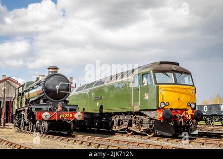 GWR 'Castle' 4-6-0 No. 4079 'Pendennis Castle und BR Class 57 No. 57604 'Pendennis Castle', Didcot Railway Centre, Oxfordshire, England, UK Stockfoto