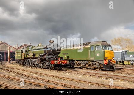 GWR 'Castle' 4-6-0 No. 4079 'Pendennis Castle und BR Class 57 No. 57604 'Pendennis Castle', Didcot Railway Centre, Oxfordshire, England, UK Stockfoto